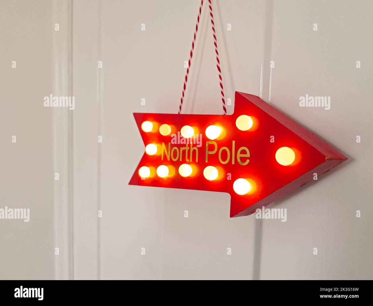 Primo piano della freccia rossa con iscrizione polo nord, giocattolo di natale Foto Stock