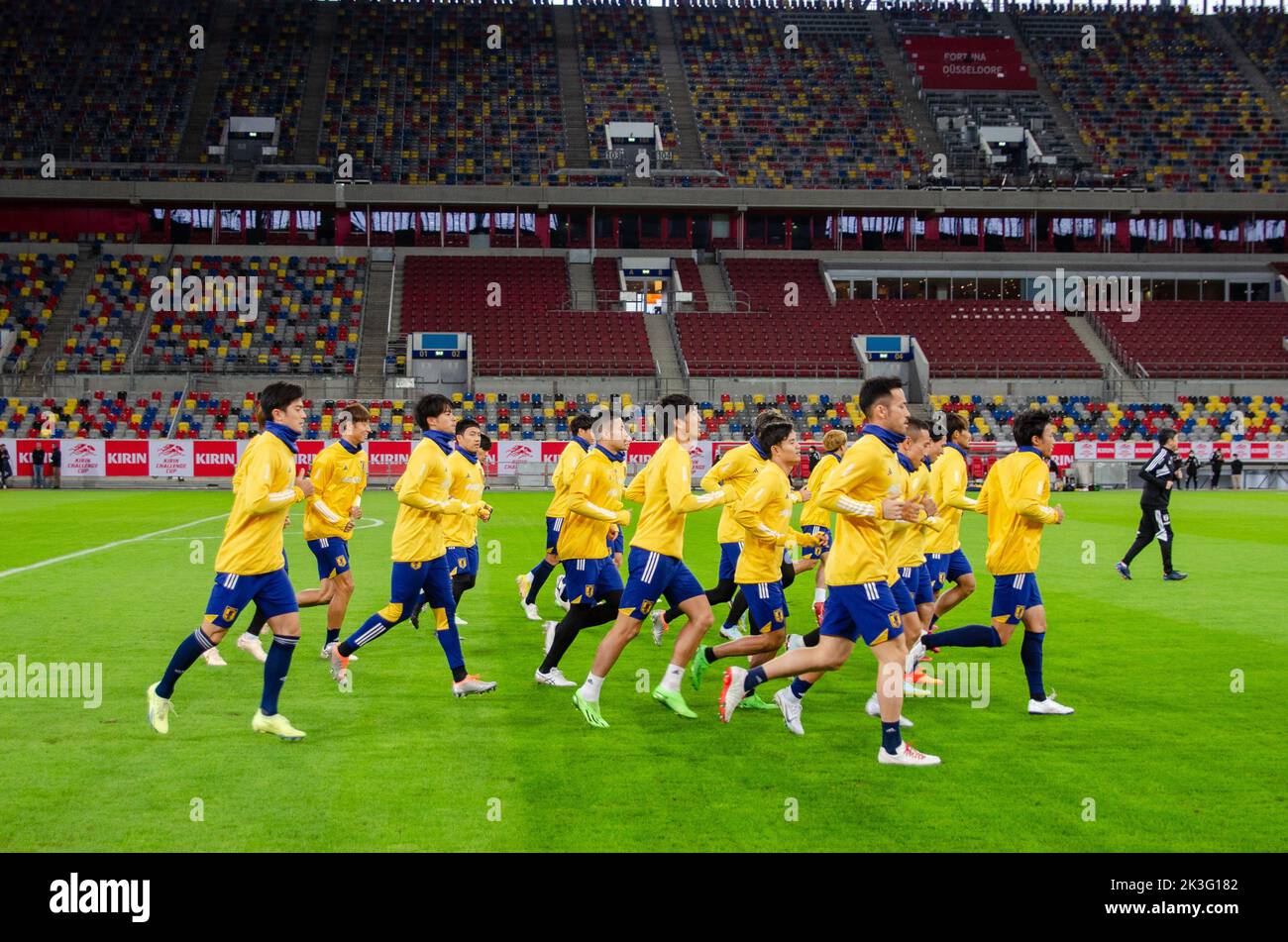 Dusseldorf, Renania settentrionale-Vestfalia, Germania. 26th Set, 2022. La nazionale giapponese corre in campo prima della partita contro il Giappone nella Merkur Spiel Arena di Dusseldorf, in Germania. (Credit Image: © Kai Dambach/ZUMA Press Wire) Foto Stock