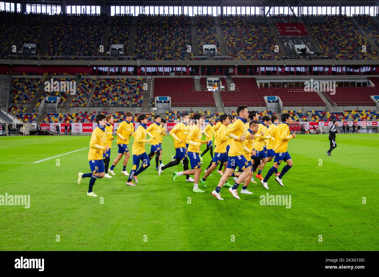 Dusseldorf, Renania settentrionale-Vestfalia, Germania. 26th Set, 2022. La nazionale giapponese corre in campo prima della partita contro il Giappone nella Merkur Spiel Arena di Dusseldorf, in Germania. (Credit Image: © Kai Dambach/ZUMA Press Wire) Foto Stock