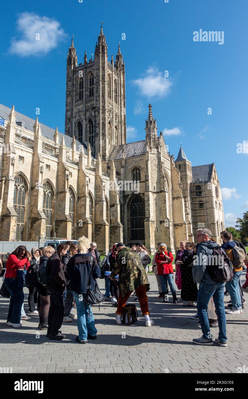 Cattedrale di Canterbury, visitatori, gita per studenti, Torre Bell Harry, Canterbury, Kent, Inghilterra Foto Stock