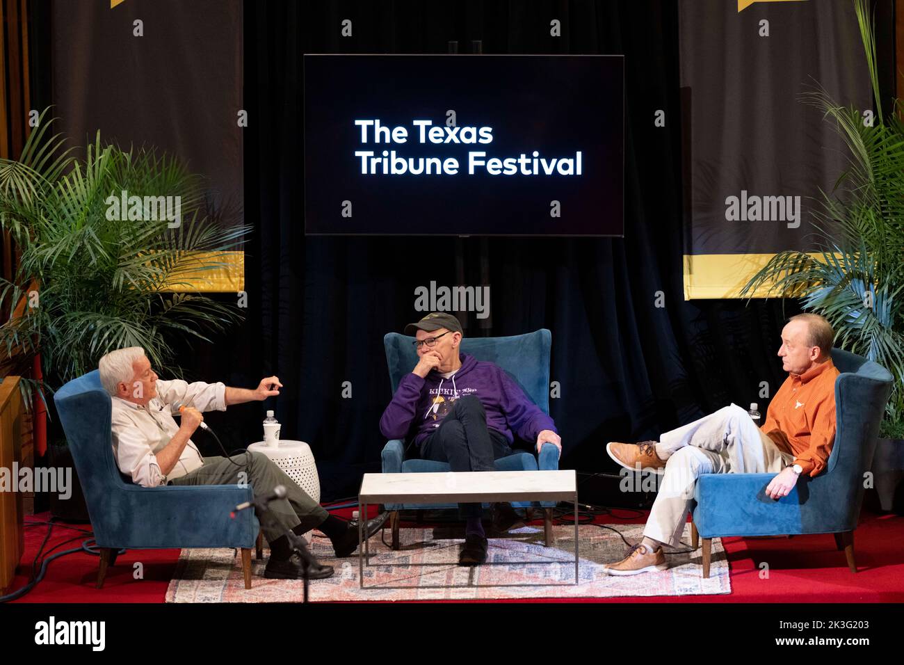 Austin Texas USA, 24 settembre 2022: Il moderatore WALTER ISAACSON (a sinistra) intervista i consulenti politici JAMES CARVILLE (al centro) e PAUL BEGALA (a destra) durante una sessione all'annuale Texas Tribune Festival nel centro di Austin. ©Bob Daemmrich Foto Stock