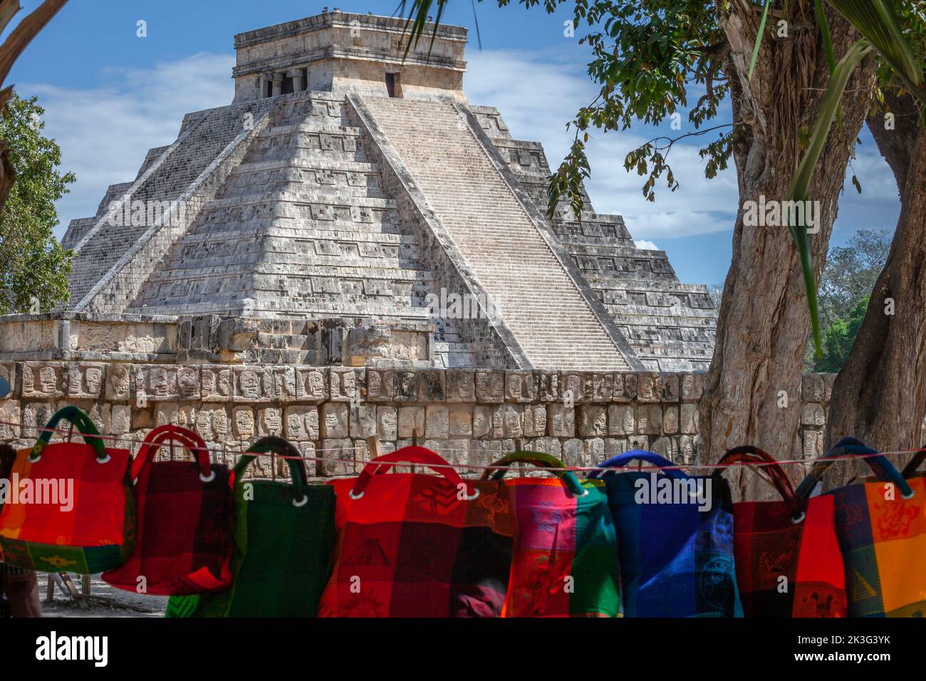 Piramide Maya di Kukulkan El Castillo a Chichen Itza e souvenir, Messico Foto Stock