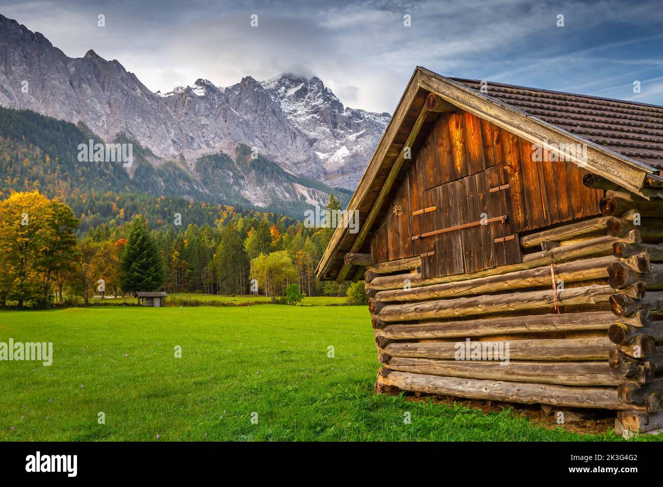 Alpi Bavaresi autunno e fienile in legno al tramonto, Garmisch Partenkirchen, Germania Foto Stock