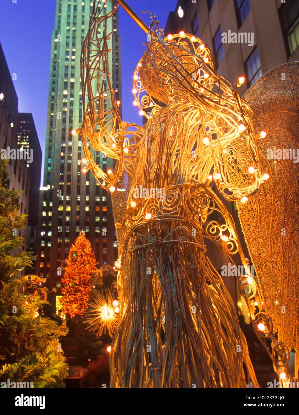 Decorazione d'angelo natalizio del Rockefeller Center illuminata di notte nei giardini del canale. New York City, Midtown Manhattan, Stati Uniti Foto Stock