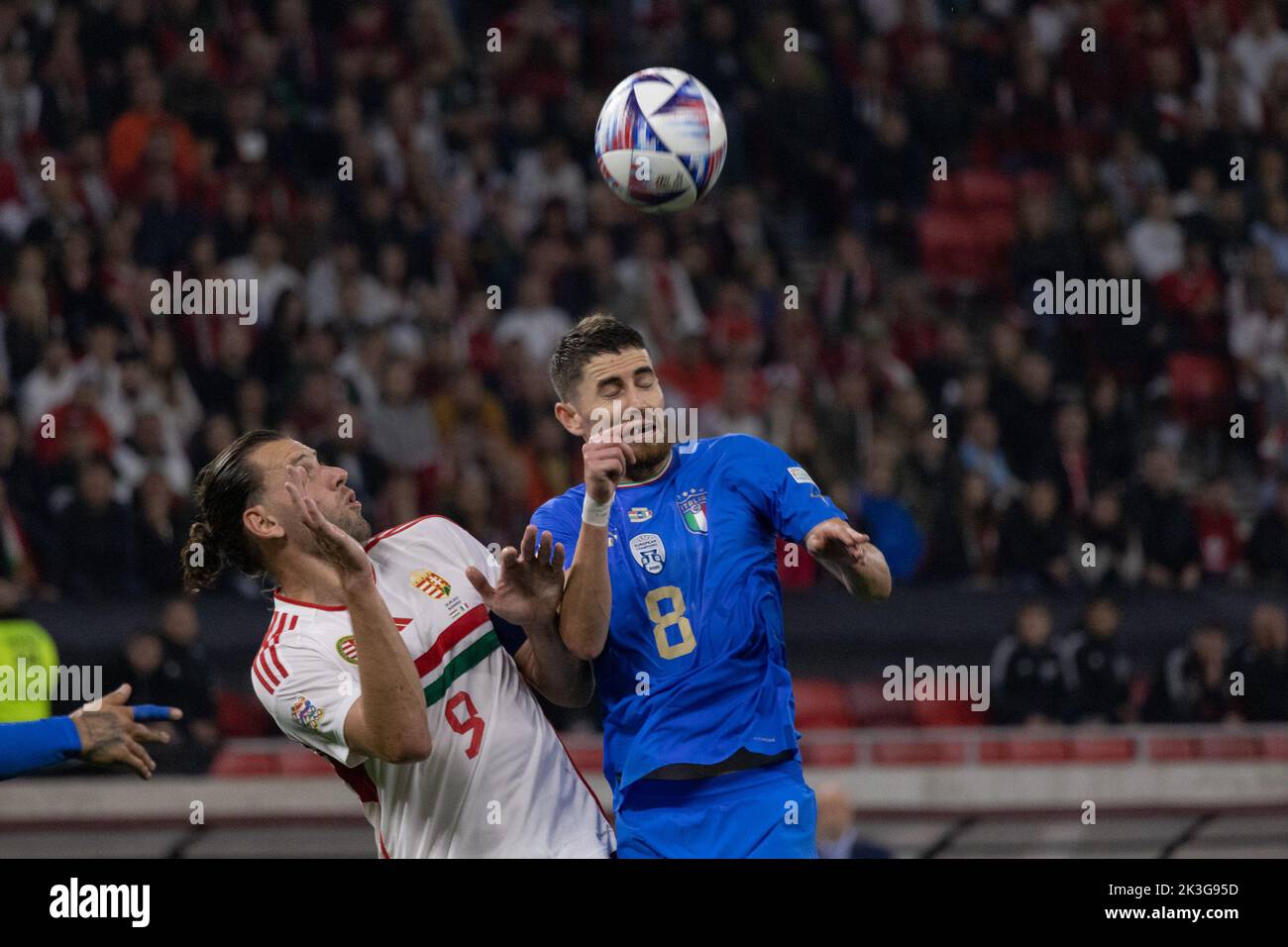 Budapest. 26th Set, 2022. Adam Szalai (L) d'Ungheria vies con Jorginho d'Italia durante la loro Lega Una partita di Gruppo 3 alla 2022 UEFA Nations League a Budapest, Ungheria, il 26 settembre 2022. Credit: Attila Volgyi/Xinhua/Alamy Live News Foto Stock