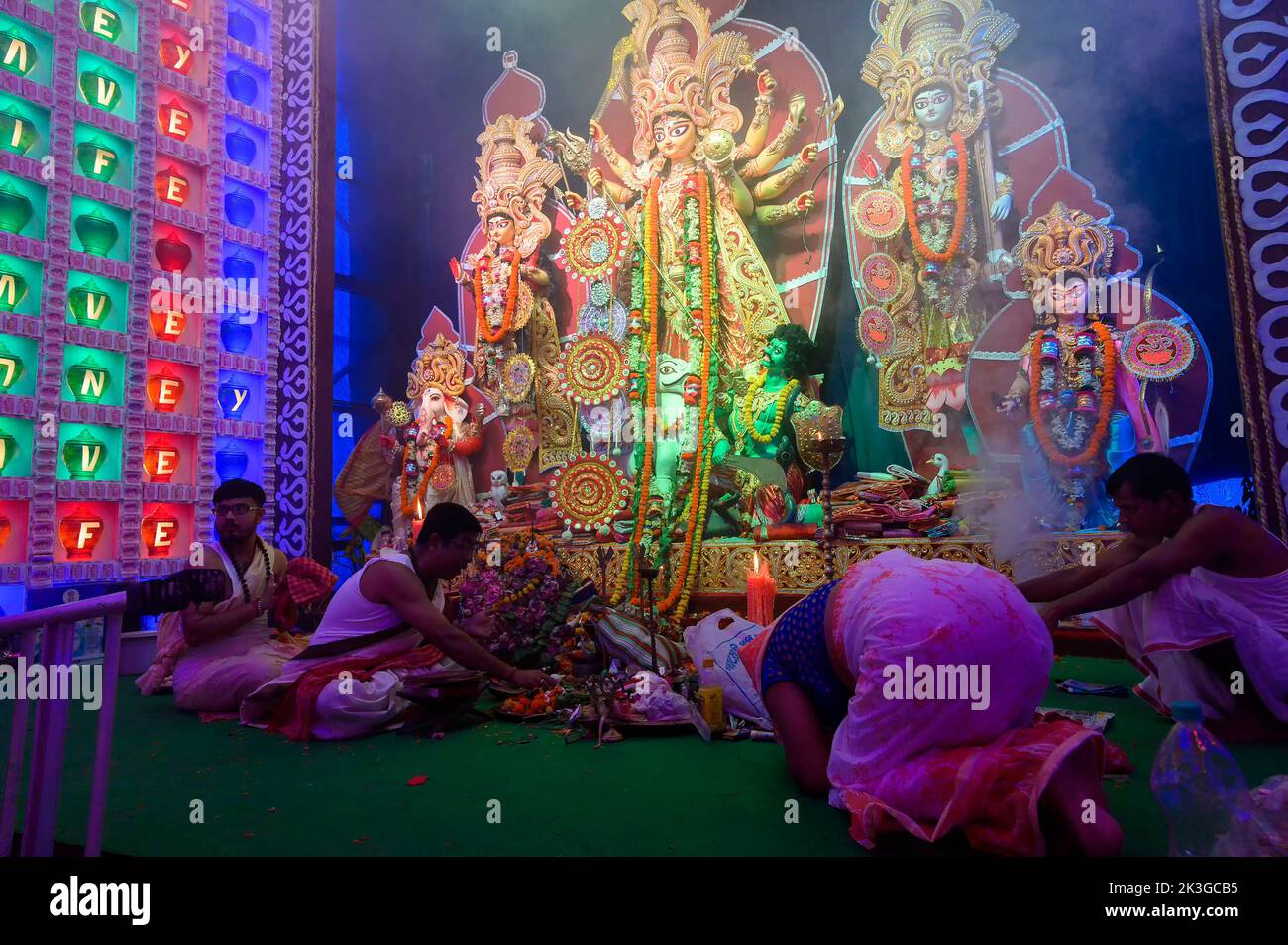 Howrah, Bengala Occidentale, India - 5th Ottobre 2019 : Donna indù sari del Bengalese che si inginocchiava nel rispetto e pregava la Dea Durga all'interno del pandal Puja. Foto Stock