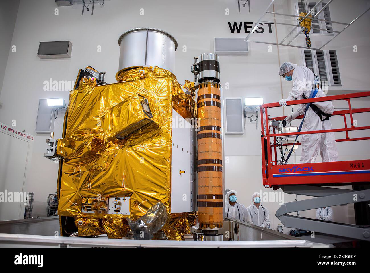I tecnici si preparano a spostare la navicella spaziale DART (Double Asteroid Redirection Test) della NASA su uno stand di lavoro all'interno dello stabilimento Astrotech Space Operations della base della forza spaziale di Vandenberg in California, dopo il suo arrivo presso lo stabilimento il 4 ottobre 2021. Una volta fissata al suo stand, la navicella spaziale sarà sottoposta a una serie di test e checkout per confermare che è pronta per il lancio. DART è la prima missione di testare le tecnologie per prevenire un impatto della Terra da parte di un asteroide pericoloso. La missione è prevista per il lancio il 23 novembre 2021, a bordo di un razzo SpaceX Falcon 9 da Vandenberg AFB. Foto Stock