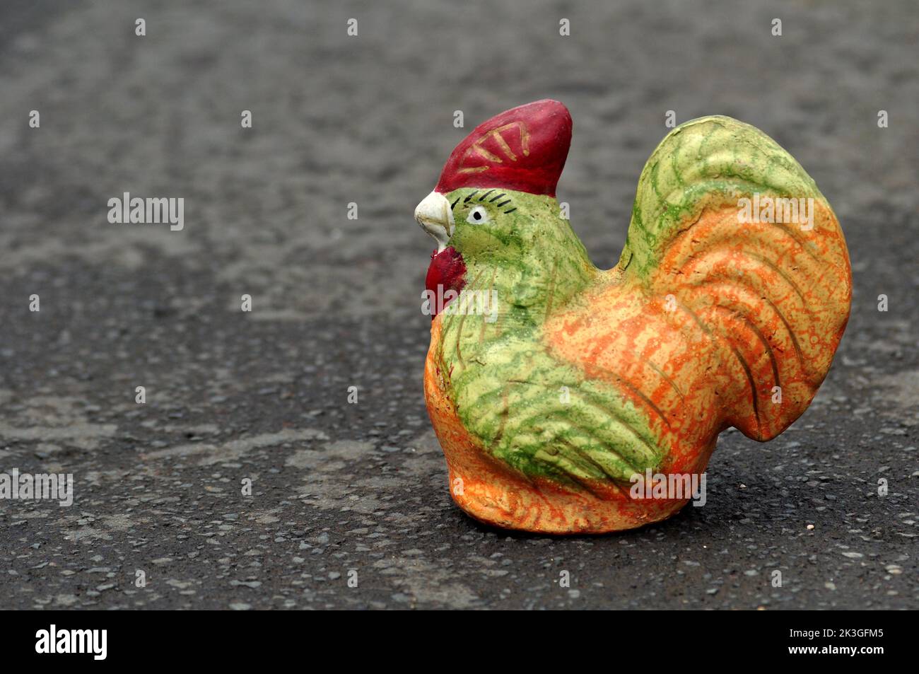 Coloratissimo banco di maiale di pollo su asfalto Foto Stock