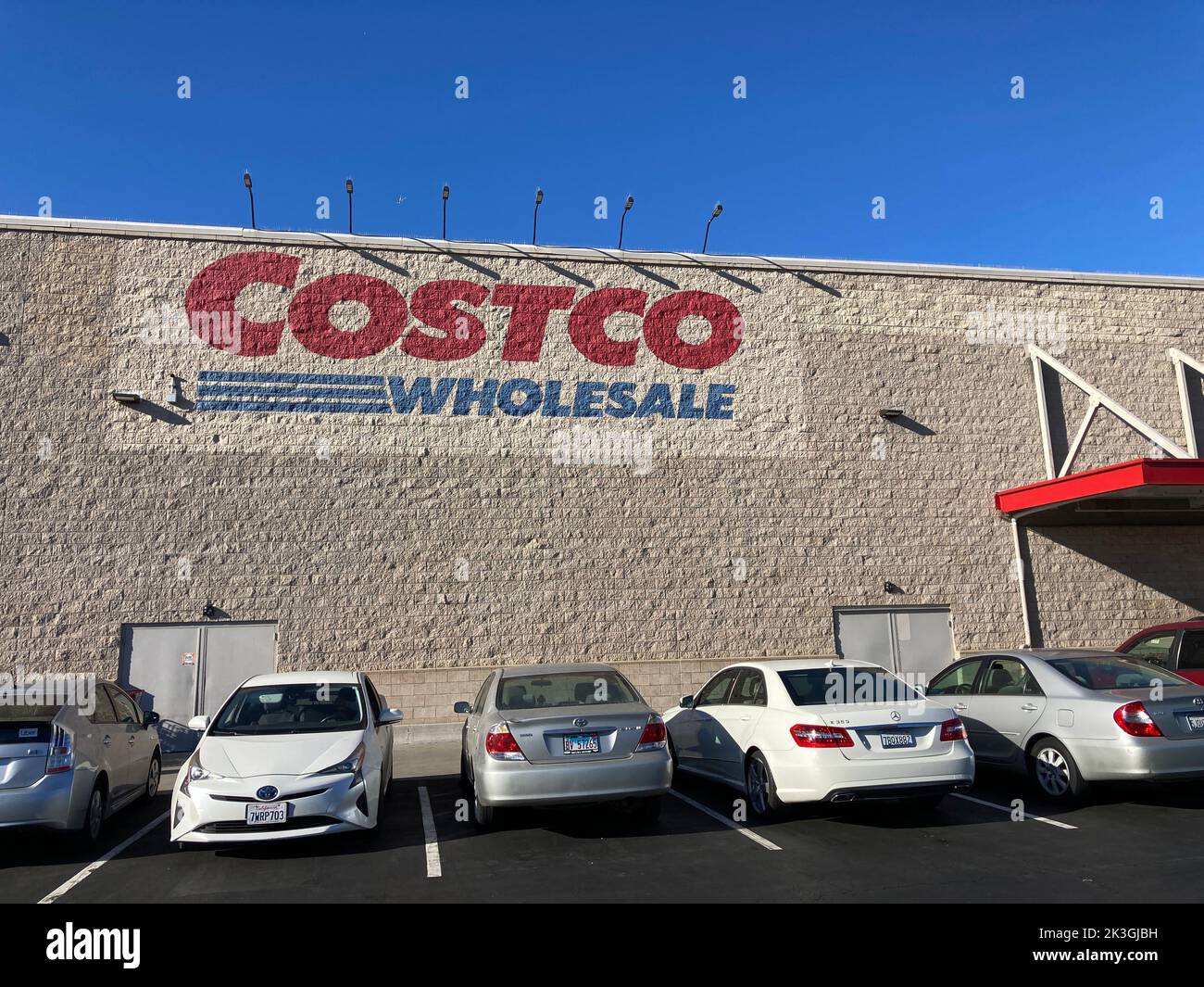 Autovetture parker presso la sede all'ingrosso di Costco - California, USA - 2022 Foto Stock