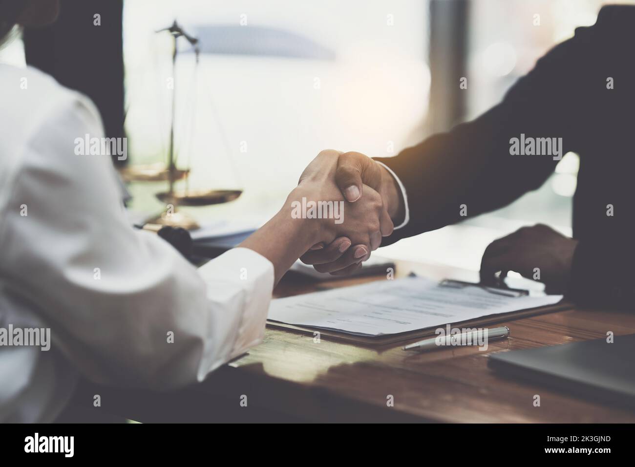 La persona di affari e l'avvocato che scuotono la mano dopo la discussione circa il contratto dell'accordo. Diritto, servizi legali, consulenza, concetto di giustizia Foto Stock