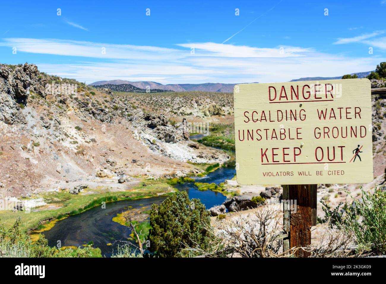 Pericolo acqua scottante, segnale di avvertimento terra instabile presso l'area geologica di Hot Creek vicino a Mammoth Lakes California. Foto Stock