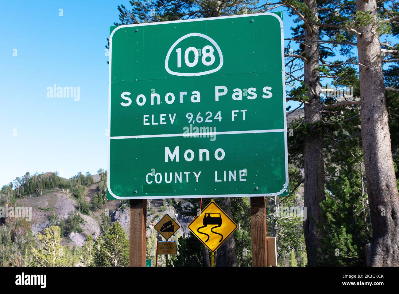 Sonora Pass, cartello stradale alto 9.624 metri sulla panoramica autostrada 108 in California Foto Stock