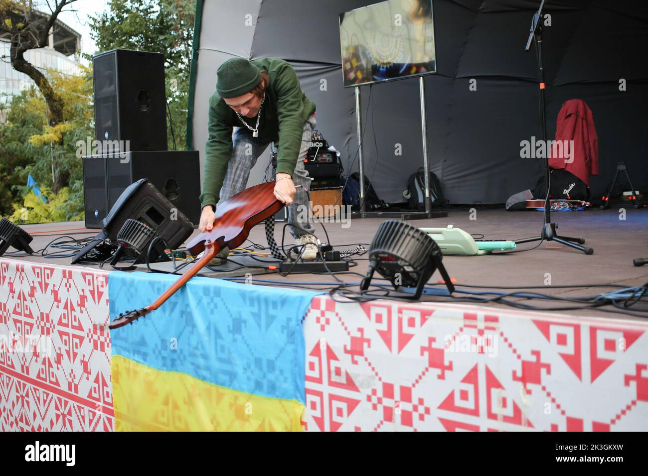 Odessa, Ucraina. 24th Set, 2022. Stanislav Yasko della Stas Lenin Band si esibisce durante il festival. La composizione della Stas Lenin Band - Stanislav Yasko - voce, chitarra, Valentin Olekhnovych - batteria, Vladislav Biliy - chitarra. Lo scopo del festival 'Family Weekend' è quello di raccogliere fondi per l'acquisto di un ufficio mobile odontoiatrico per le forze armate dell'Ucraina. Durante il festival, i visitatori hanno avuto l'opportunità di ascoltare un concerto, scattare foto con auto d'epoca, guardare le cheerleaders esibirsi, frequentare master class per i bambini. Credit: SOPA Images Limited/Alamy Live News Foto Stock