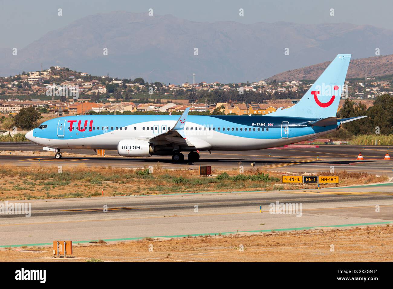 Un Boeing TUI 737-800 all'aeroporto di Malaga Costa del Sol. TUI è uno dei principali gruppi turistici del mondo, è composto da tour operator, 1,600 agenzie di viaggio e portali online leader, cinque compagnie aeree con circa 150 velivoli, oltre 400 hotel, 16 crociere Foto Stock