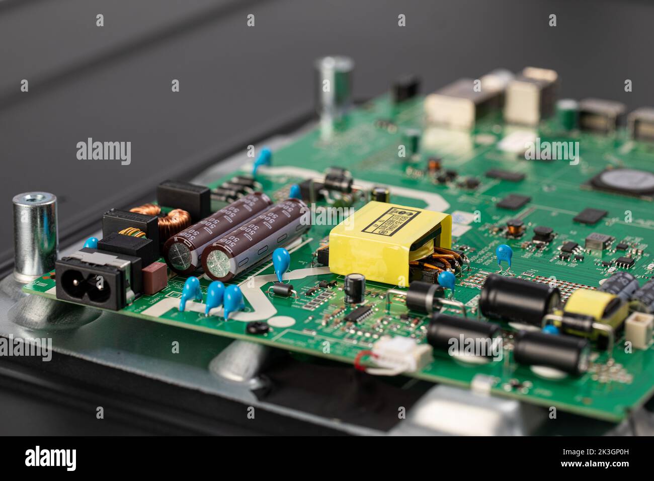 chip di elaborazione su una vecchia scheda madre. Primo piano dei vecchi componenti elettronici. Chip ICS. Sfondo elettronico. Messa a fuoco selettiva Foto Stock