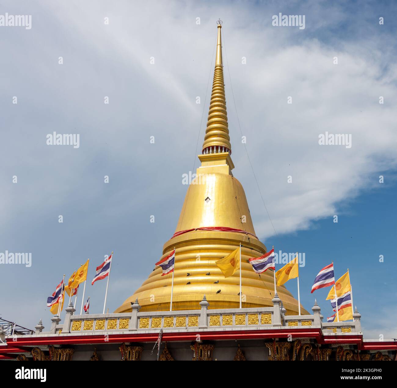 Pagoda dorata in un tempio buddista Wat Bang Phli Yai Nai, Samut Prakan, Thailandia Foto Stock