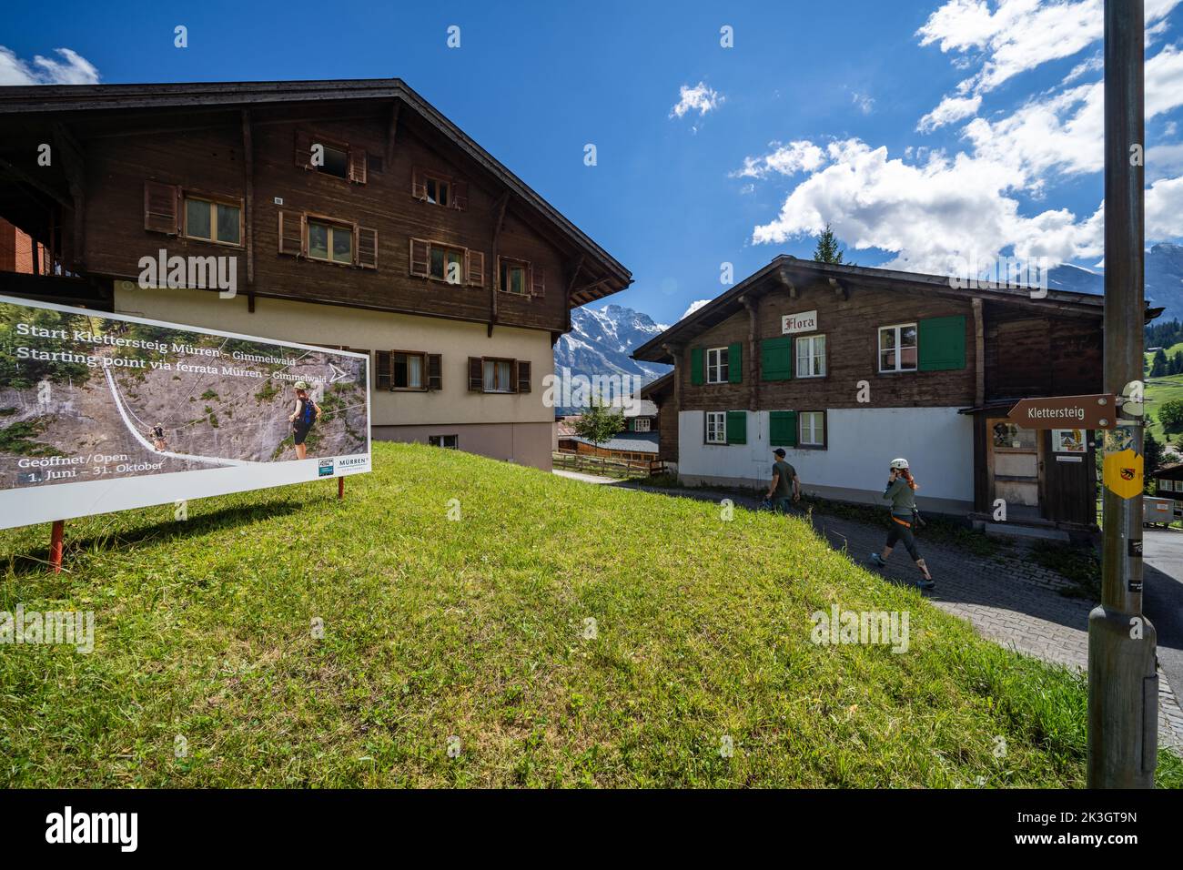 Dirigersi verso la Mürren via ferrata nei pressi di Lauterbrunnen, Svizzera, Alpi Foto Stock