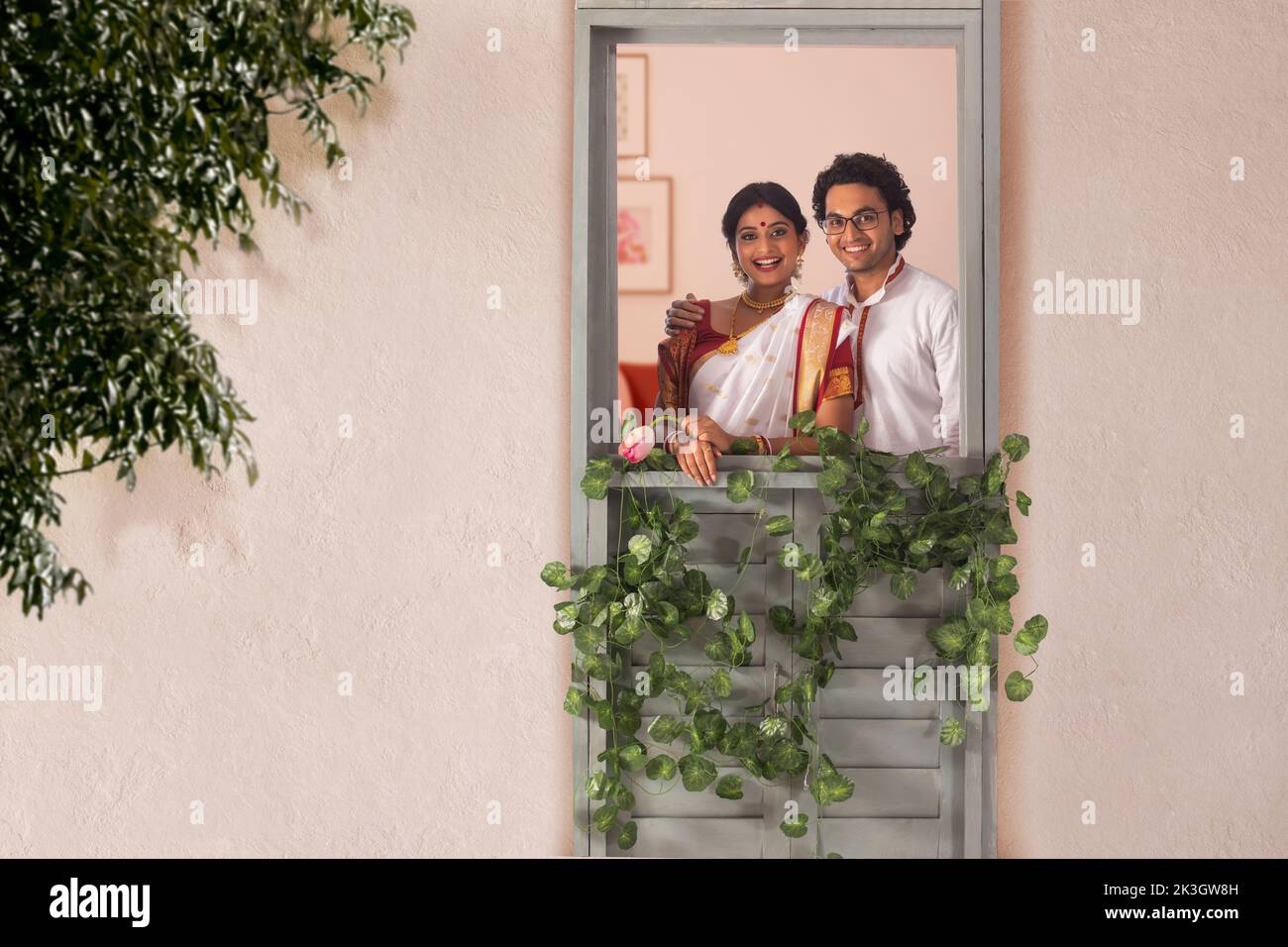 Coppia bengalese in piedi accanto alla finestra e guardando all'esterno Foto Stock