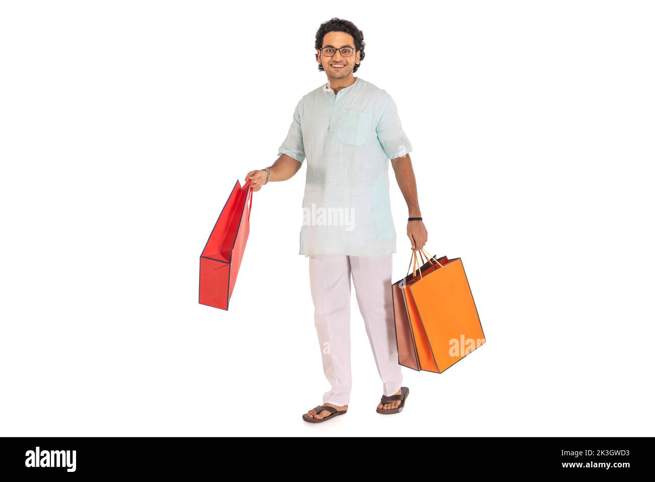 Ritratto di un bengalese che porta borse da shopping su sfondo bianco Foto Stock