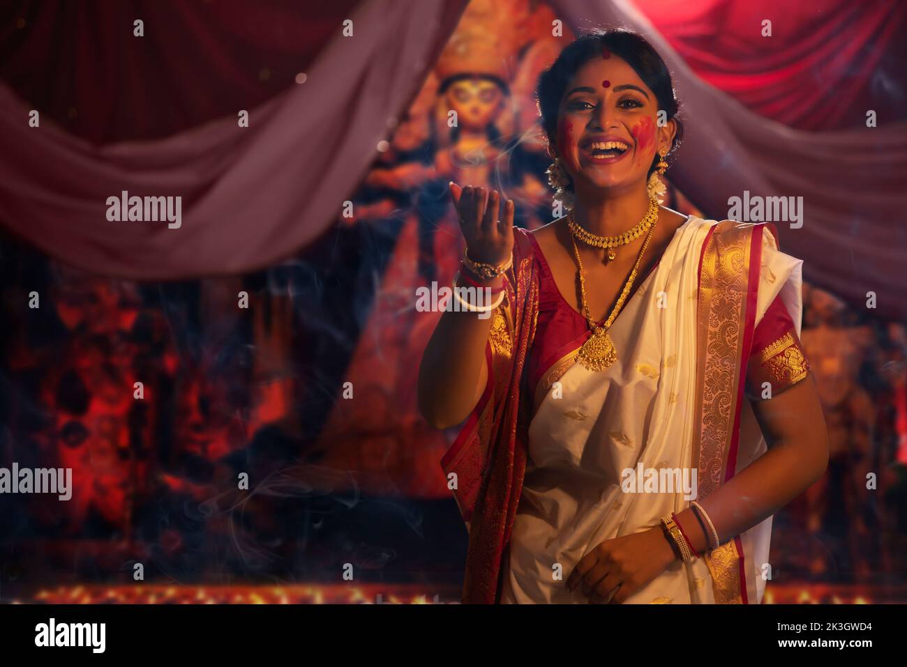 Ritratto di una donna bengalese sposata con indoor sul volto Foto Stock