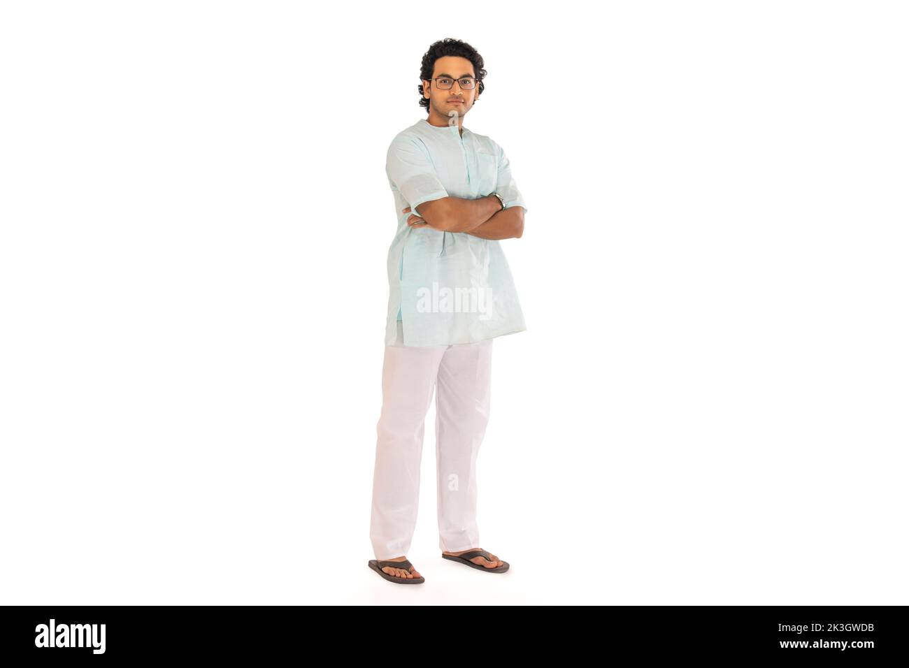 Ritratto di un bengalese in piedi con le mani incrociate su sfondo bianco Foto Stock