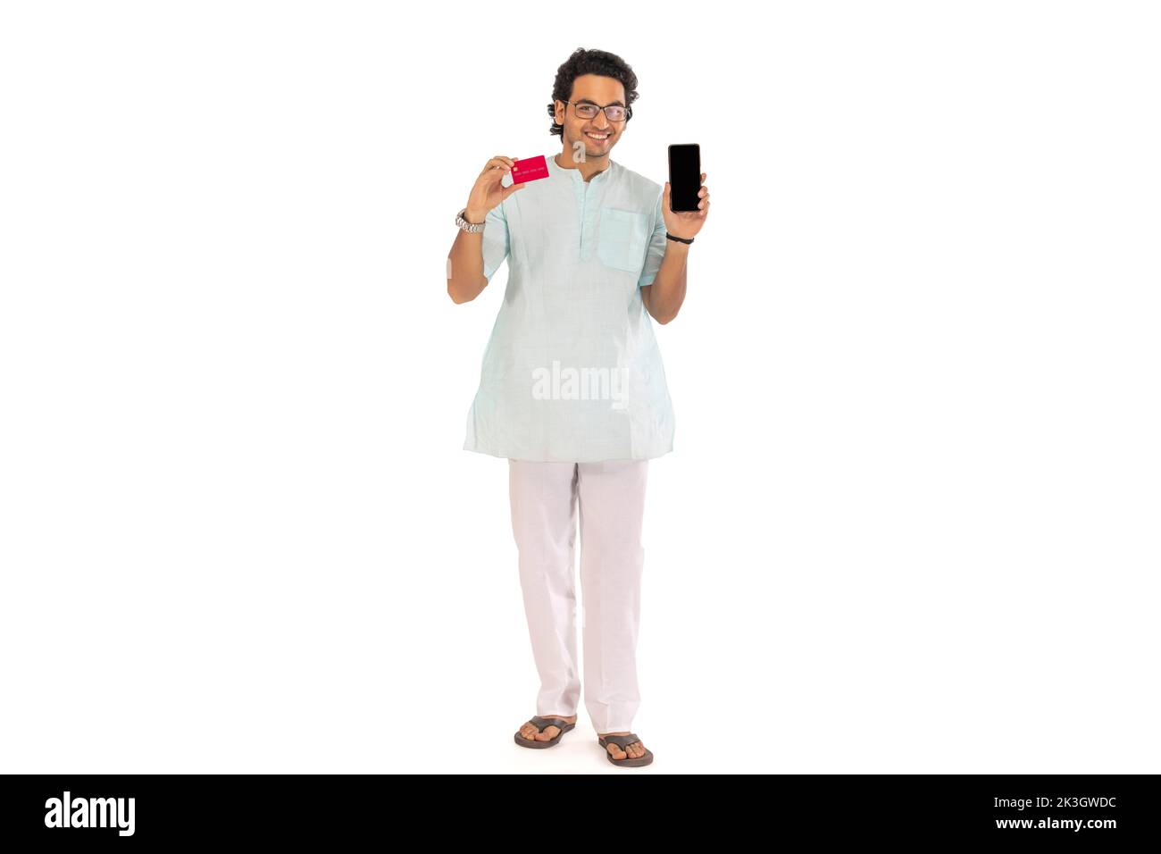 Ritratto di un bengalese che tiene carta di credito e telefono cellulare su sfondo bianco Foto Stock