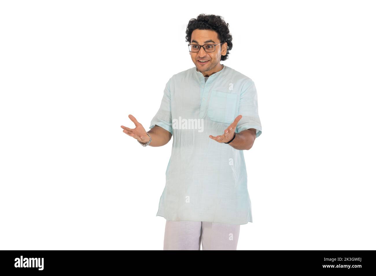 Ritratto di un bengalese che gesta su sfondo bianco Foto Stock