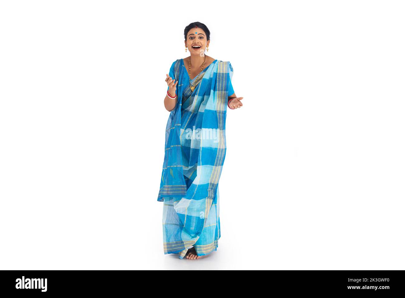 Ritratto di casalinga bengalese su sfondo bianco Foto Stock