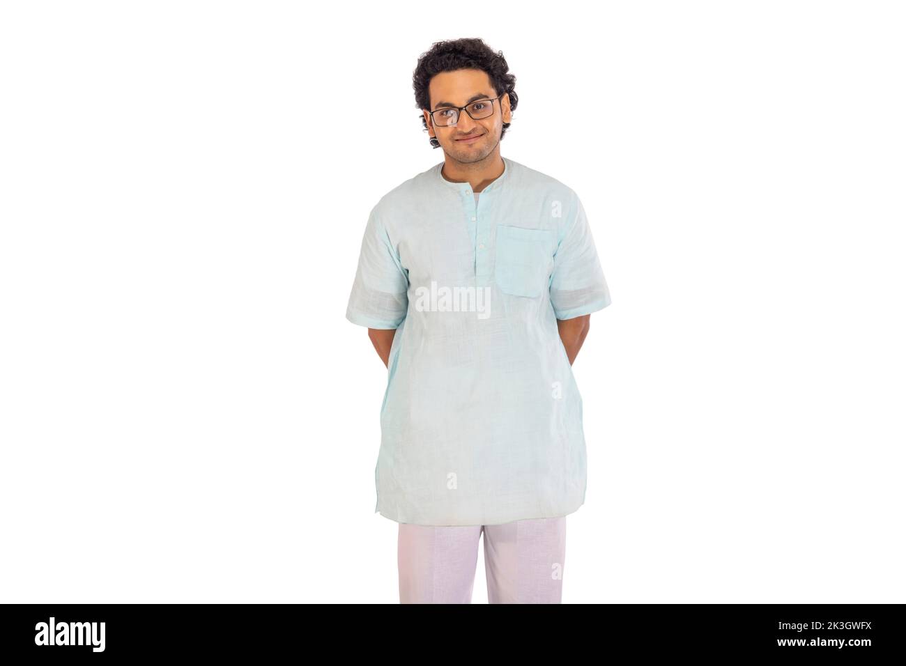 Ritratto di un bengalese in piedi con le mani dietro lo sfondo bianco Foto Stock
