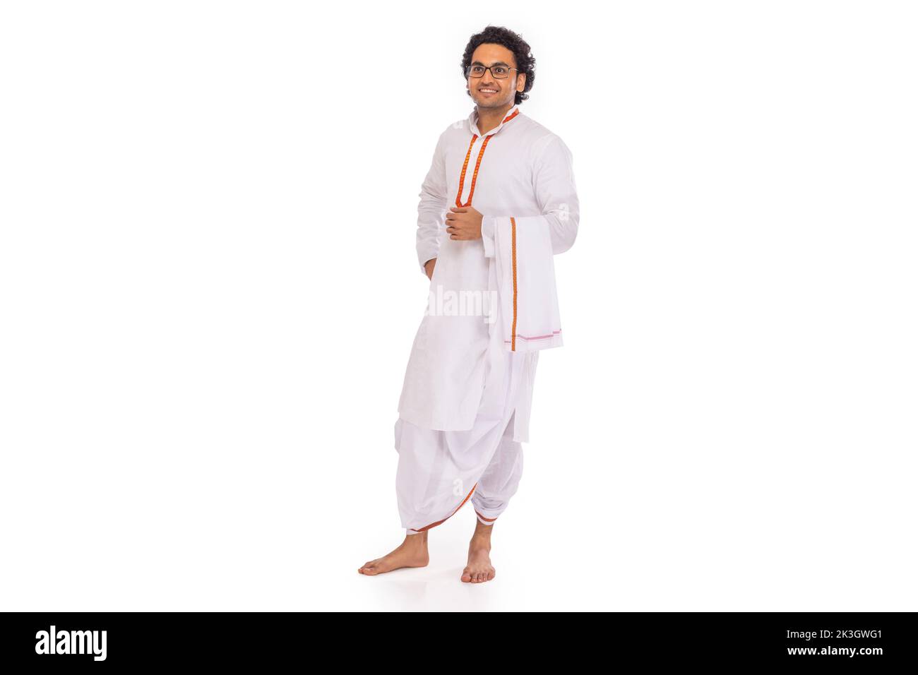 Ritratto dell'uomo bengalese in piedi con mano sulla vita contro sfondo bianco Foto Stock