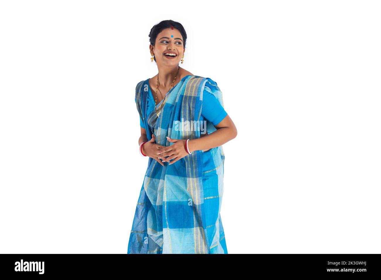 Ritratto di casalinga bengalese gestante su sfondo bianco Foto Stock