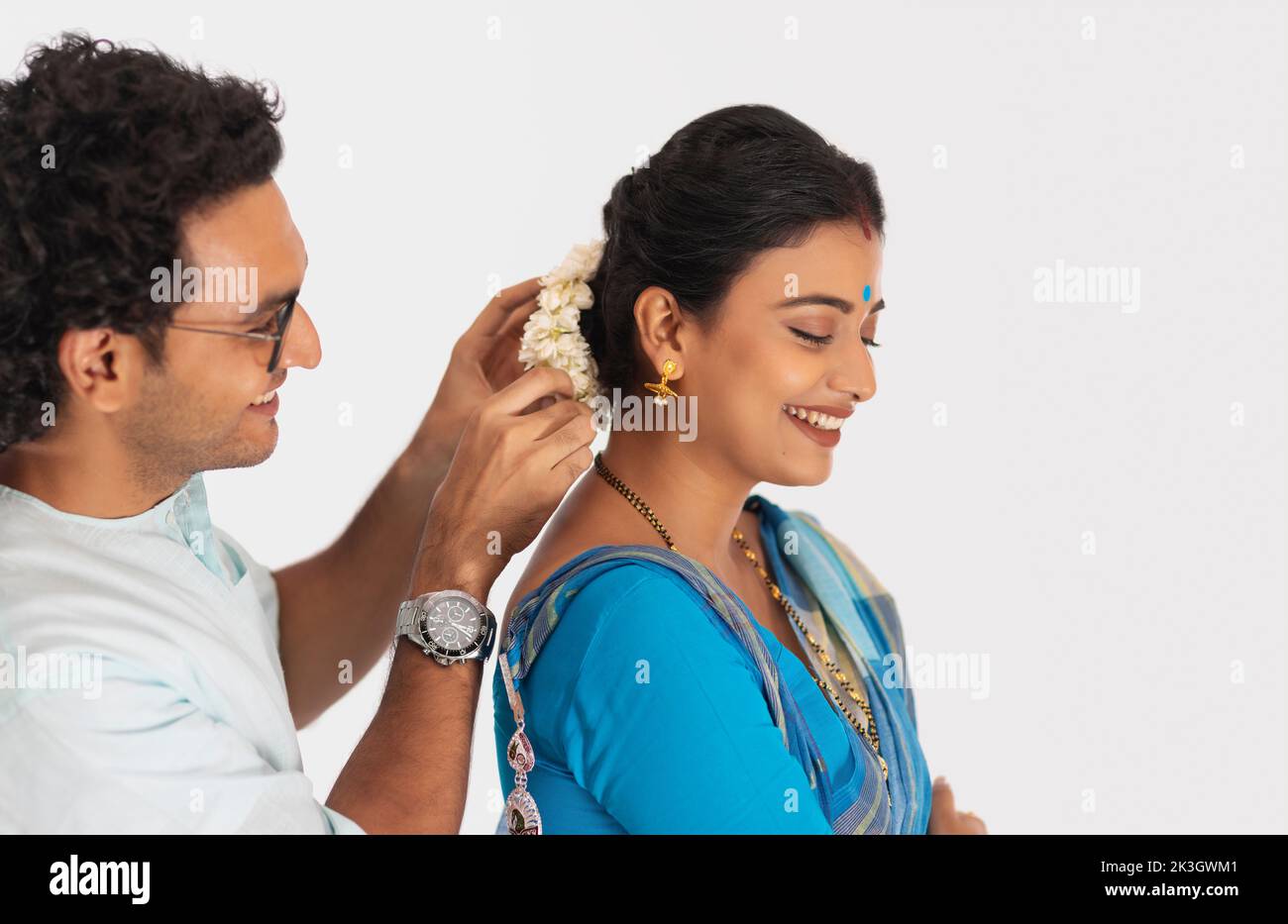 Amore marito mettere fiore nei capelli di sua moglie Foto Stock