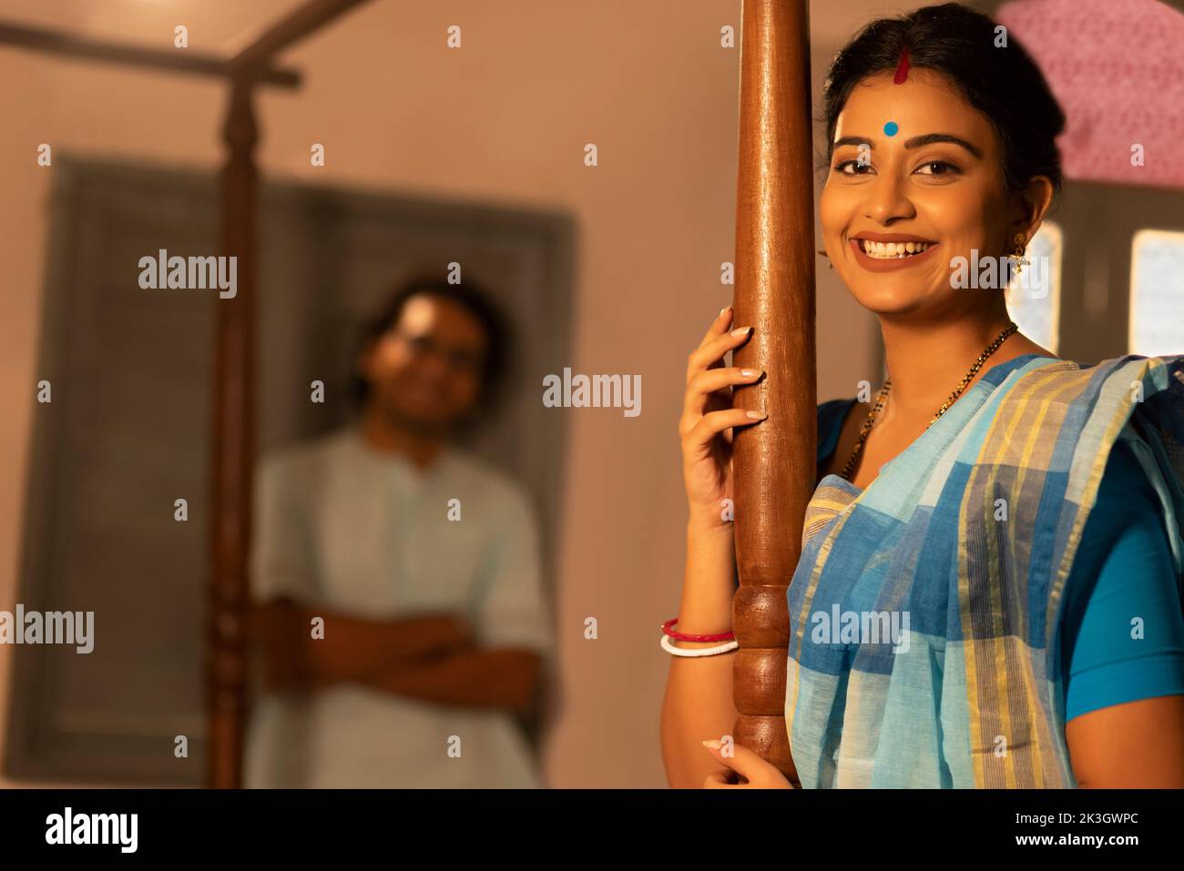 Ritratto della donna bengalese a casa e del marito in piedi Foto Stock