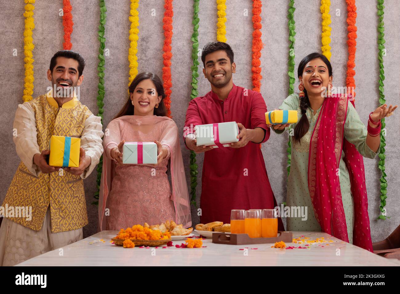 Colleghi in carica con scatole regalo durante la celebrazione di Diwali Foto Stock