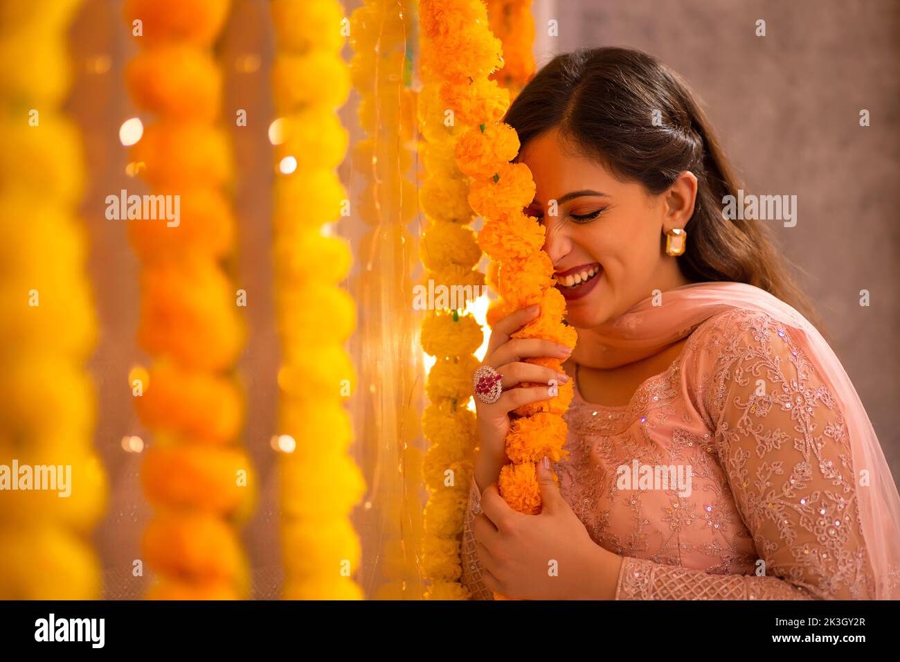 Donna decorazione ufficio da ghirlanda di fiori in occasione di Diwali Foto Stock