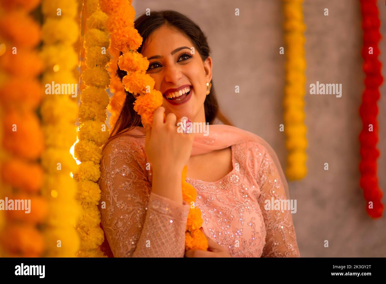 Donna decorazione ufficio da ghirlanda di fiori in occasione di Diwali Foto Stock