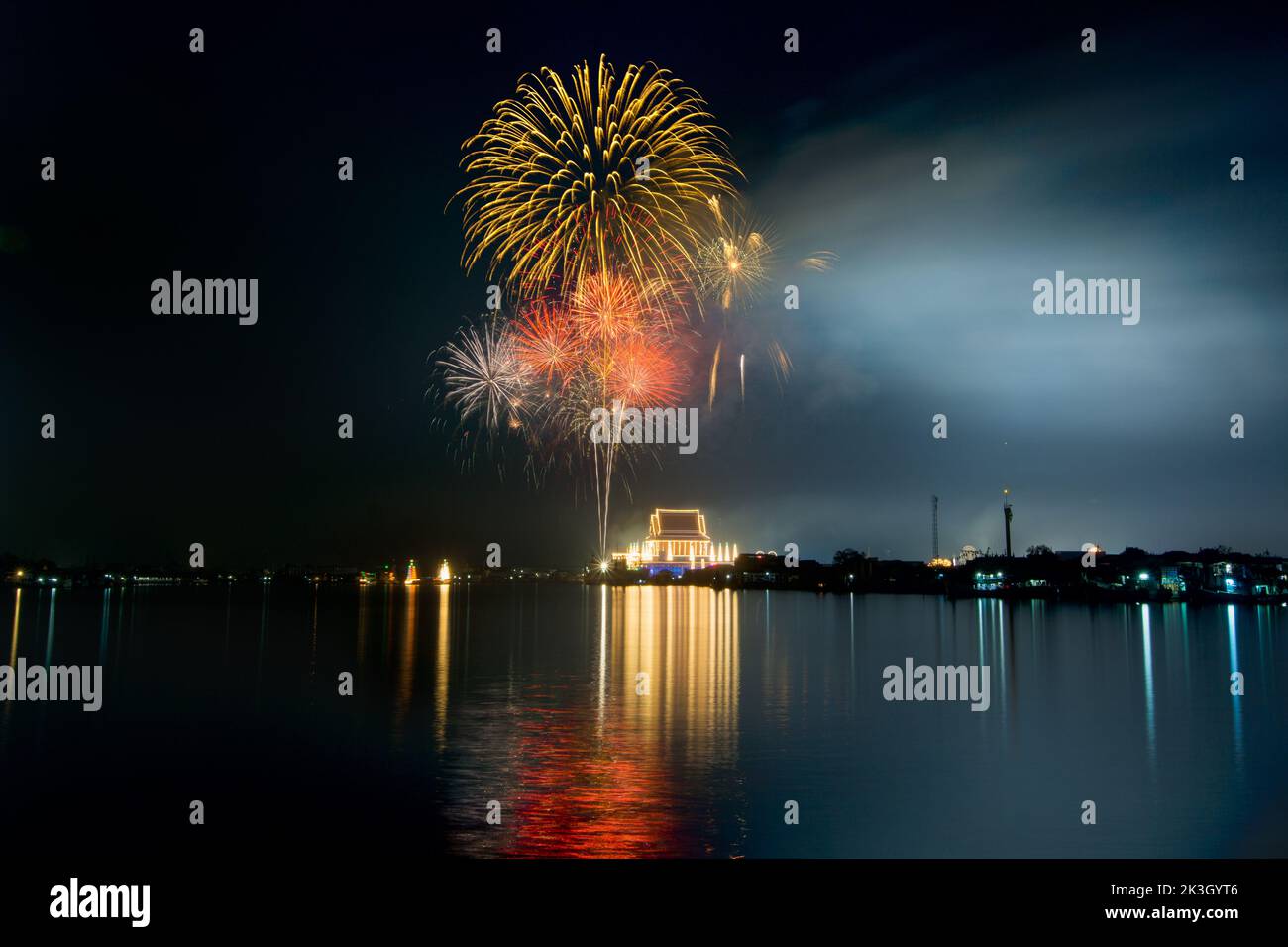 Spettacolo di fuochi d'artificio e Festival annuale di fuochi d'artificio al tempio Krok Krak, Samut Sakhon, Thailandia Foto Stock