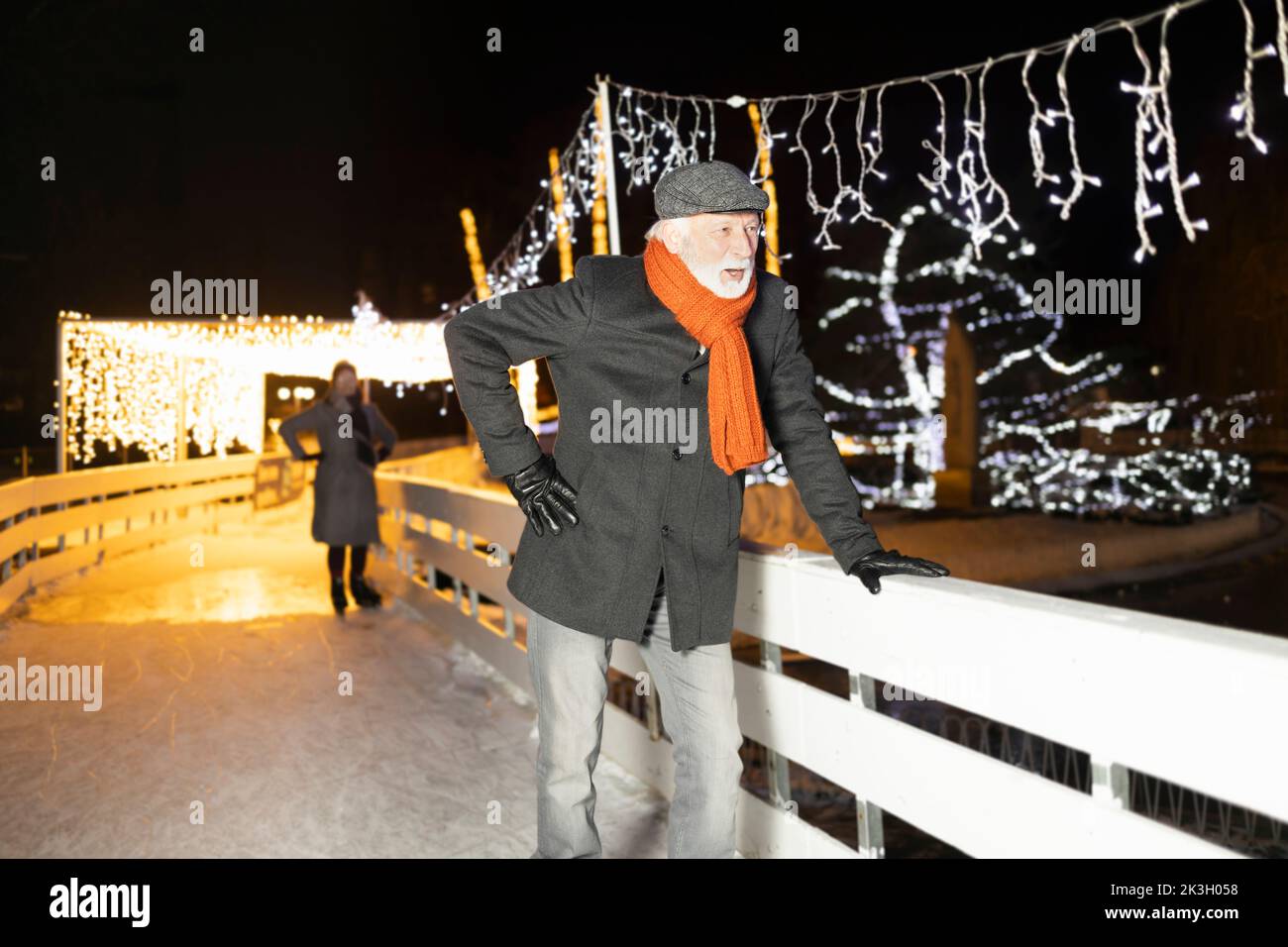 Uomo anziano che pattina su ghiaccio e che si diverte durante Natale e inverno Foto Stock