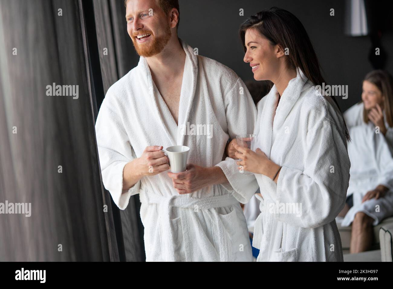 Felice giovane coppia godendo di trattamenti benessere resort Foto Stock
