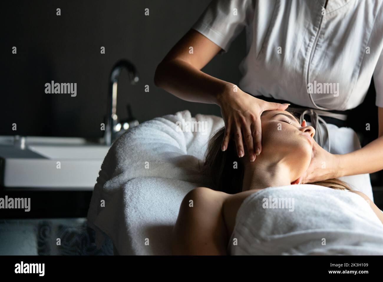 Bella giovane donna sana in salone termale con massaggio Foto Stock