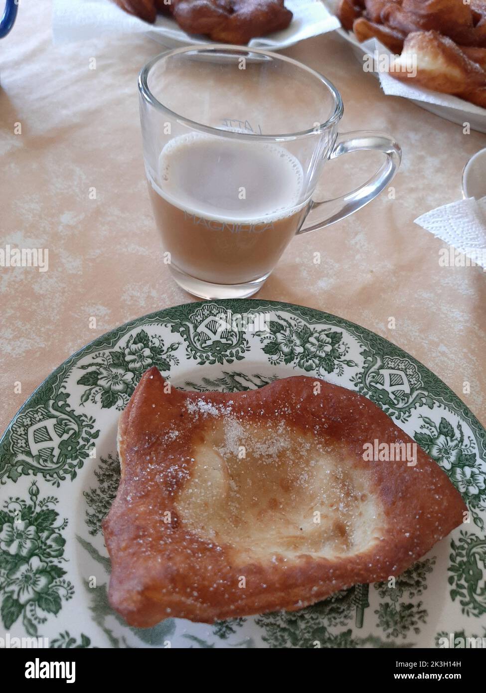 dolce grasso al carnevale con cappuccino sul tavolo Foto Stock