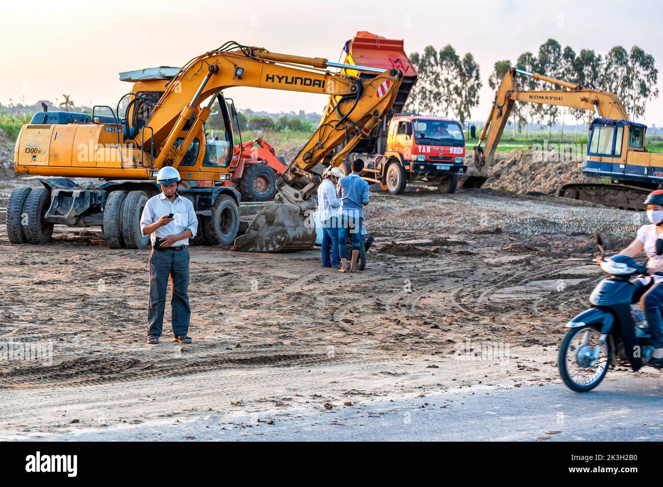 Lavoratori vietnamiti su cantiere stradale, rurale Hai Phong, Vietnam Foto Stock