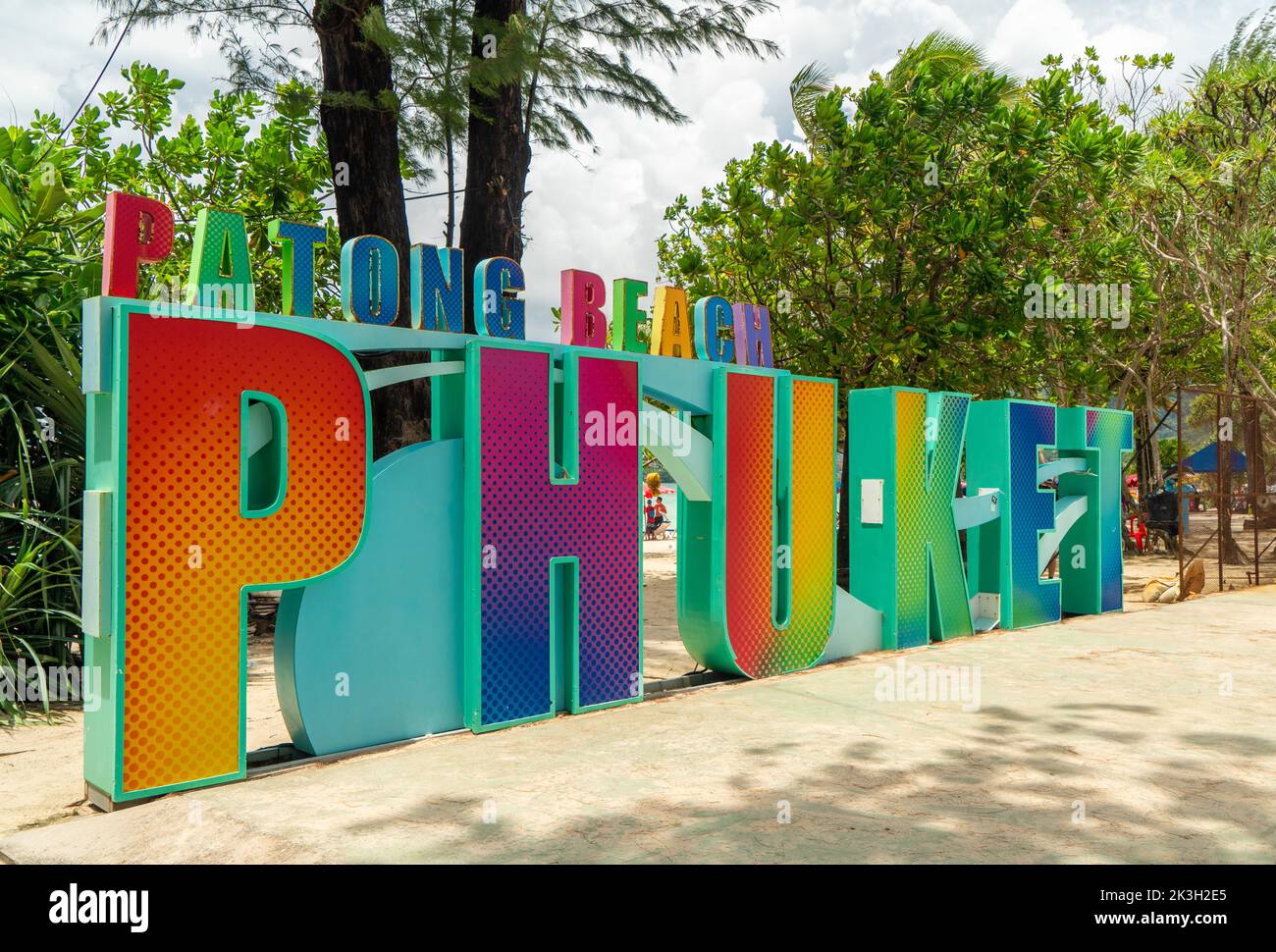 Cartello Phuket sulla spiaggia di Patong in Thailandia. Il grande segno distintivo di Phuket sulla spiaggia, una destinazione popolare per i turisti. Foto Stock