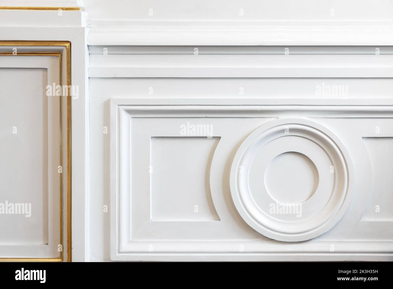 Pareti bianche stampate con linee dorate, interni dal design classico Foto Stock