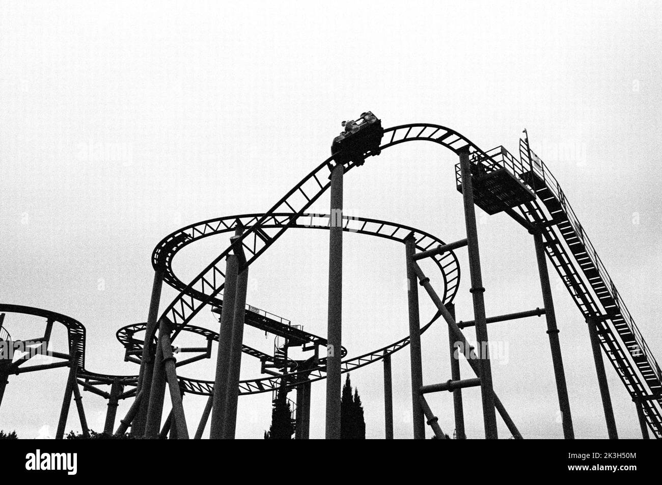 Cobra Rollercoaster, Paultons Park, ower, Romesy, Hampshire, Inghilterra, Regno Unito. Foto Stock