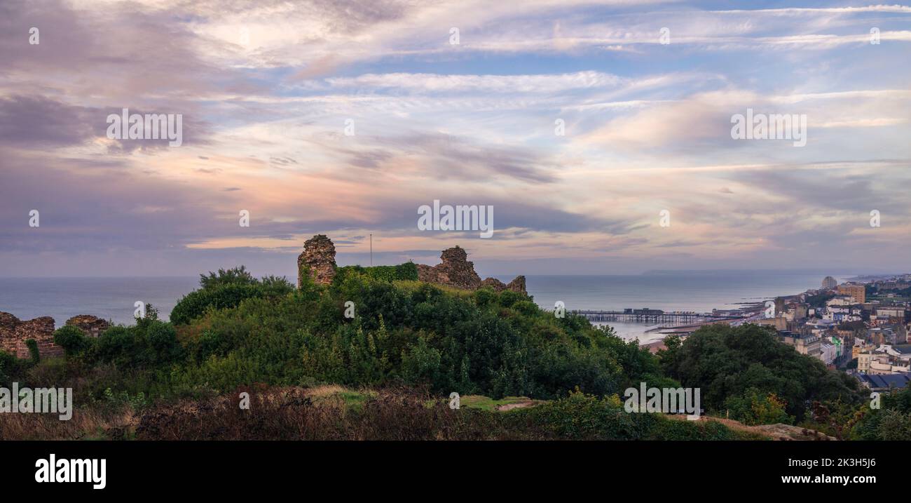 West Hill punto di vista del castello di Hastings il molo e la costa nel Sussex orientale sud-est dell'Inghilterra Foto Stock