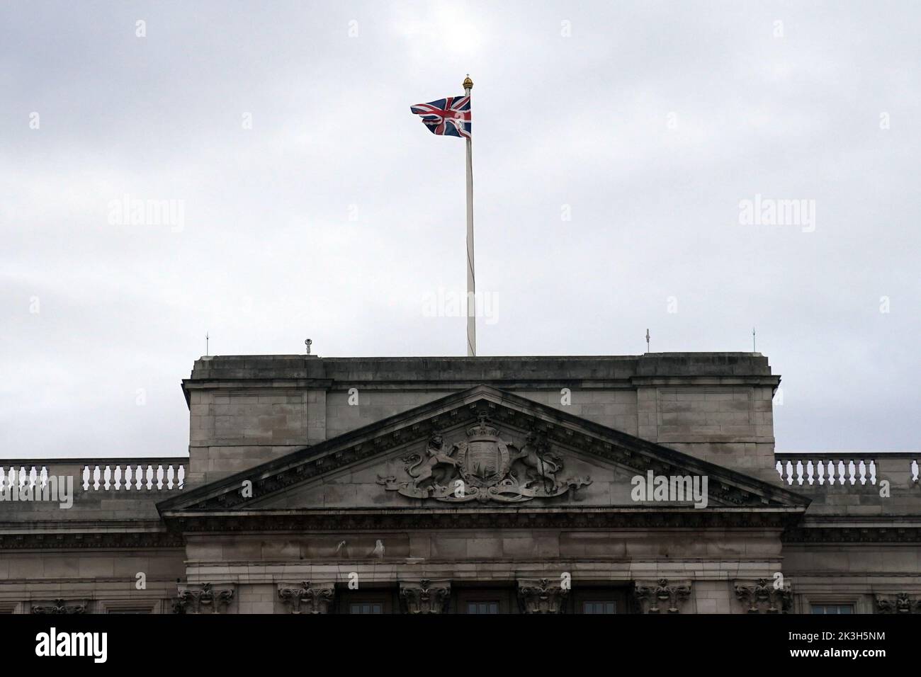 La bandiera dell'Unione su Buckingham Palace, Londra, viene restituita all'albero pieno come il periodo di lutto dopo la morte della regina Elisabetta II giunge alla fine. Le bandiere nelle residenze reali erano rimaste a metà albero da quando la regina morì il 8 settembre. Data immagine: Martedì 27 settembre 2022. Foto Stock
