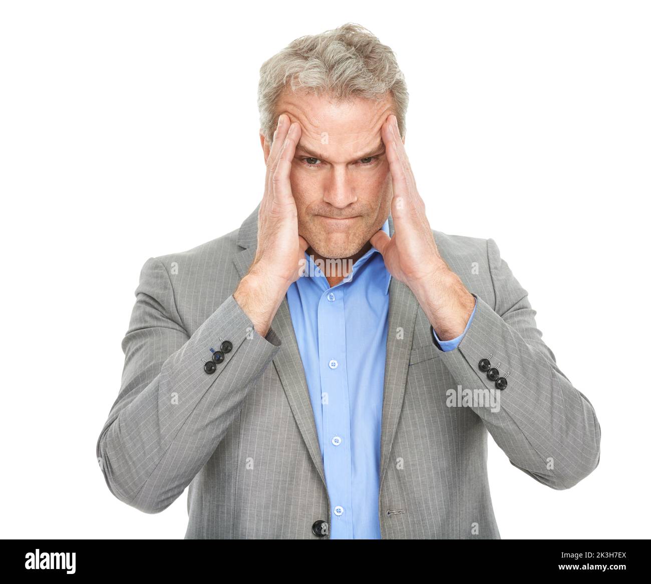 Questo mal di testa non Vai via. Studio shot di un uomo d'affari maturo che guarda in dolore. Foto Stock