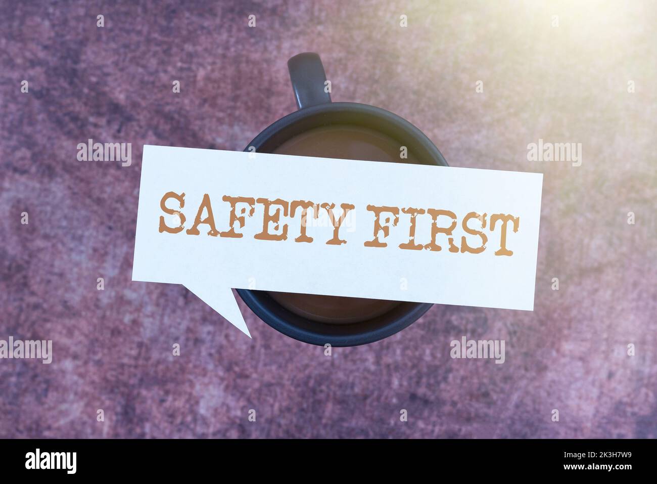 Didascalia di testo che presenta prima la sicurezza. Idea di business evitare qualsiasi rischio inutile vivere in modo sicuro prestare attenzione Foto Stock