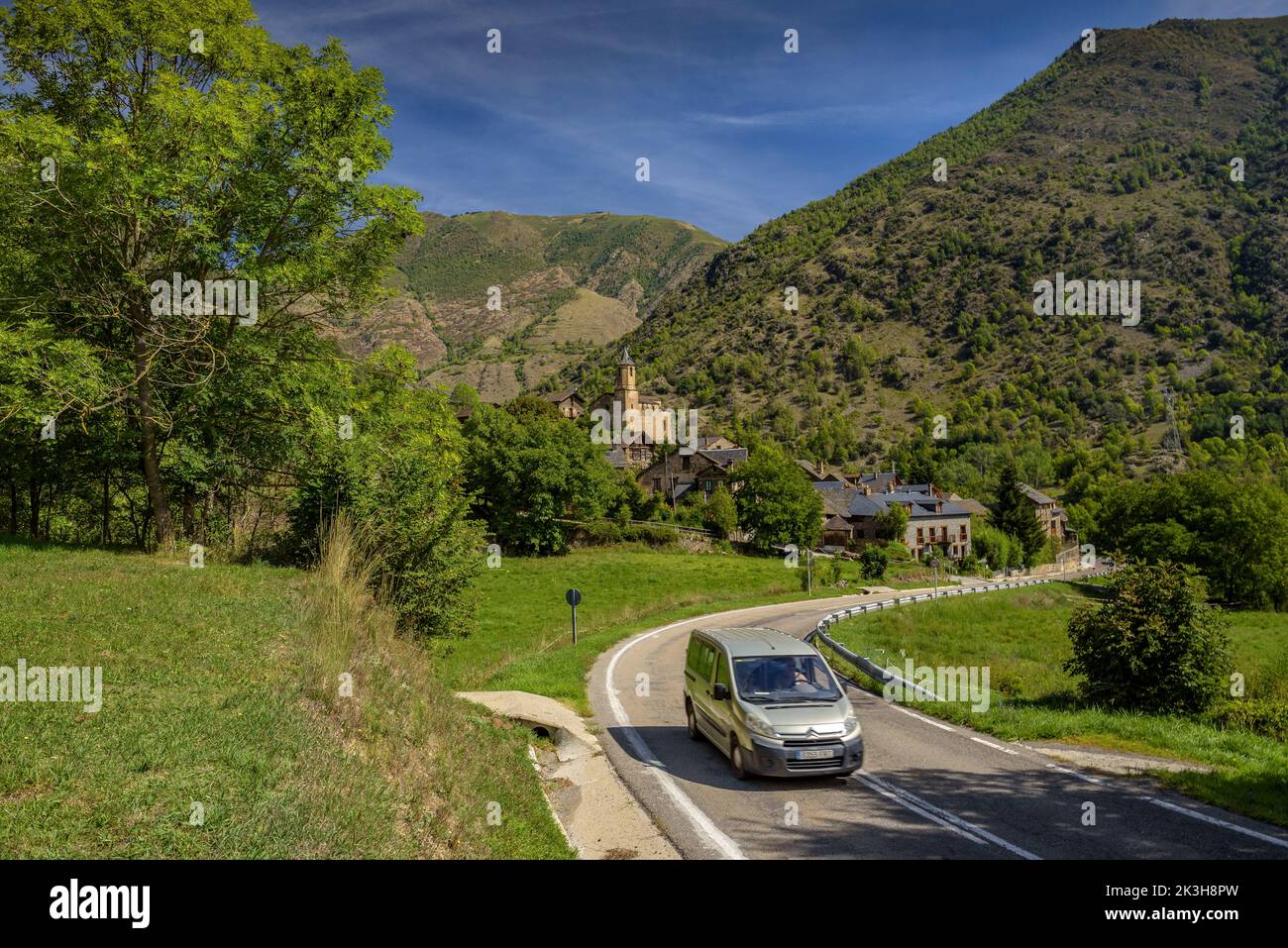 Villaggio di Lladrós nella valle di Cardós, con un ambiente verde e primaverile alla fine dell'estate (Pallars Sobirà Lleida Catalonia Spagna Pirenei) Foto Stock